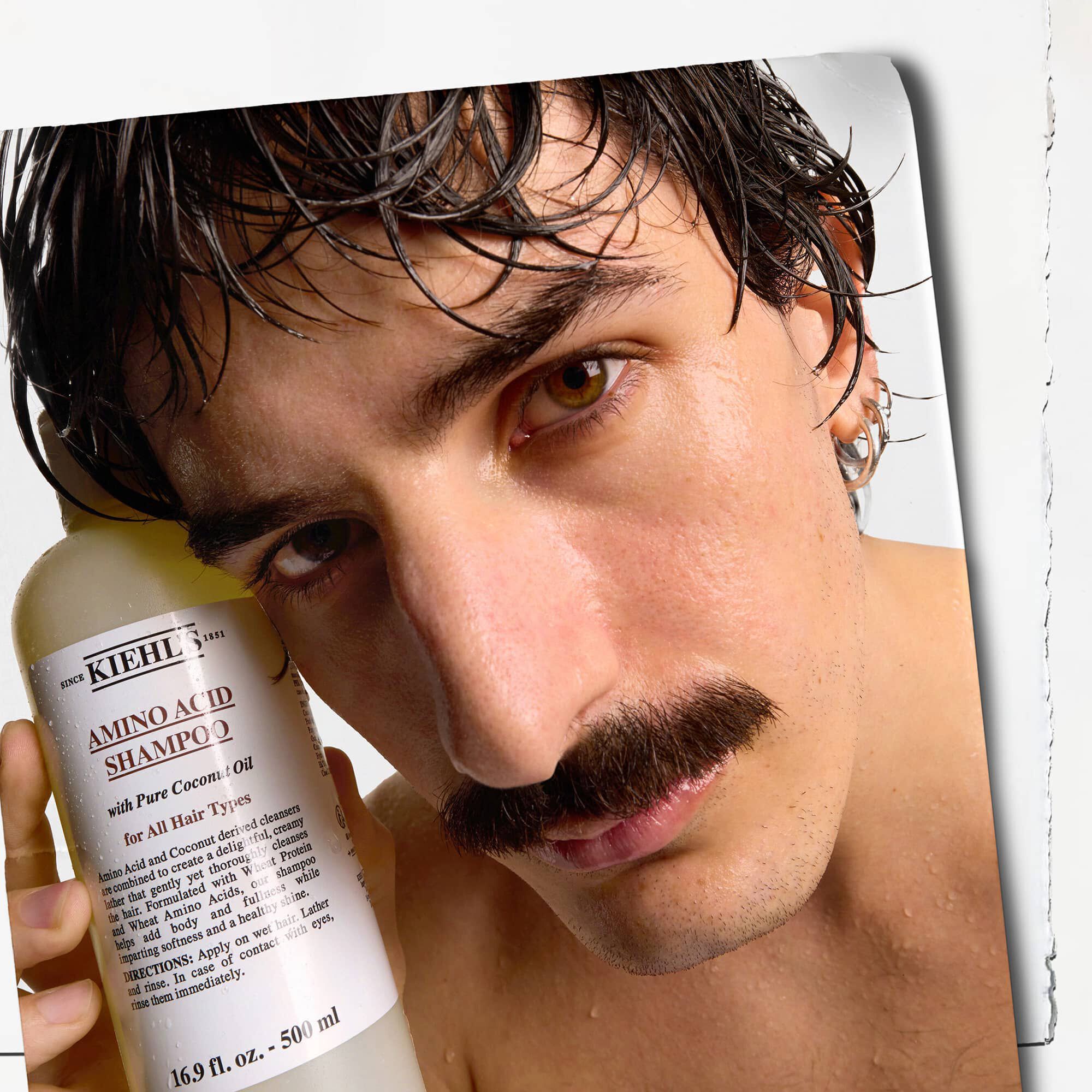 Kiehl's Amino Acid Shampoo- und Conditioner-Flaschen mit Werbetext, der auf 81 % weniger Kunststoffverpackung und die 4-fache Menge der Formel hinweist.
