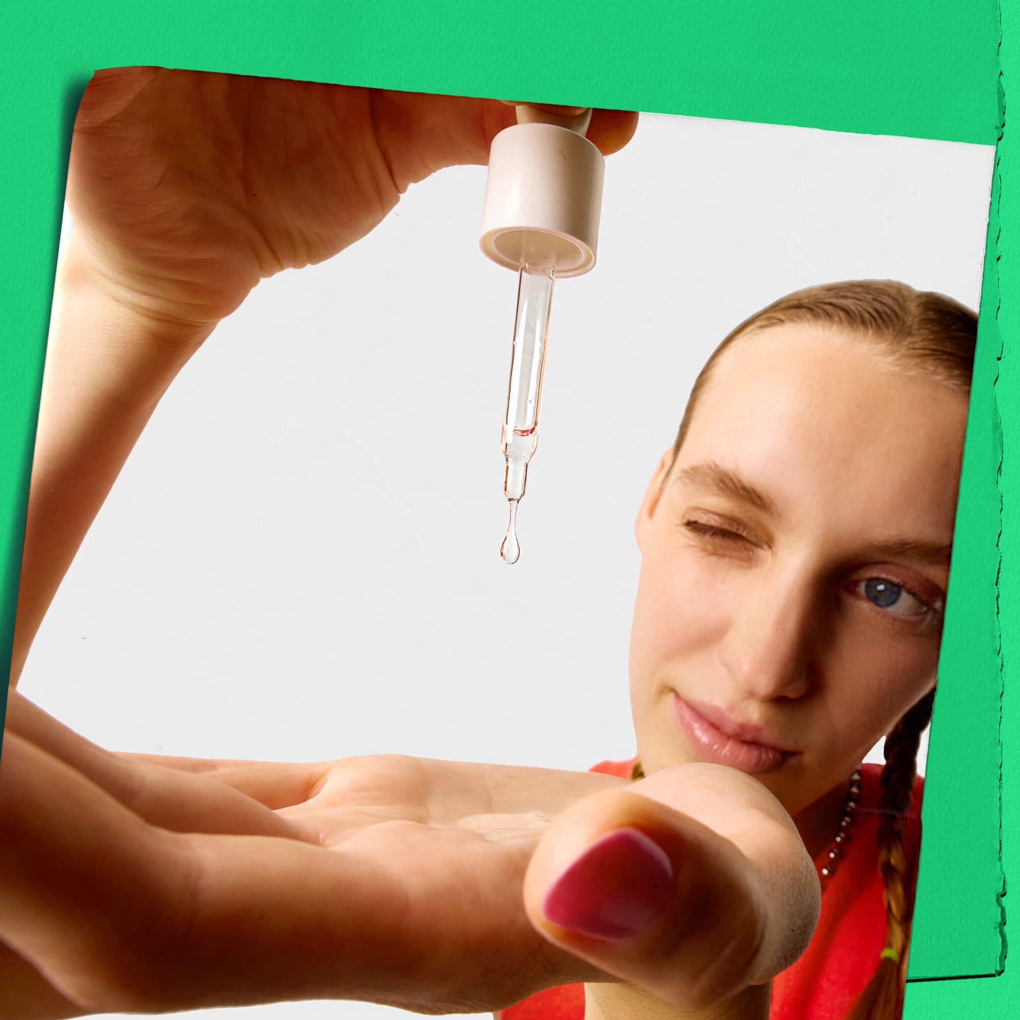 Model gibt Tropfen des Kiehl's Ultra Pure High-Potency Serum auf die Hand