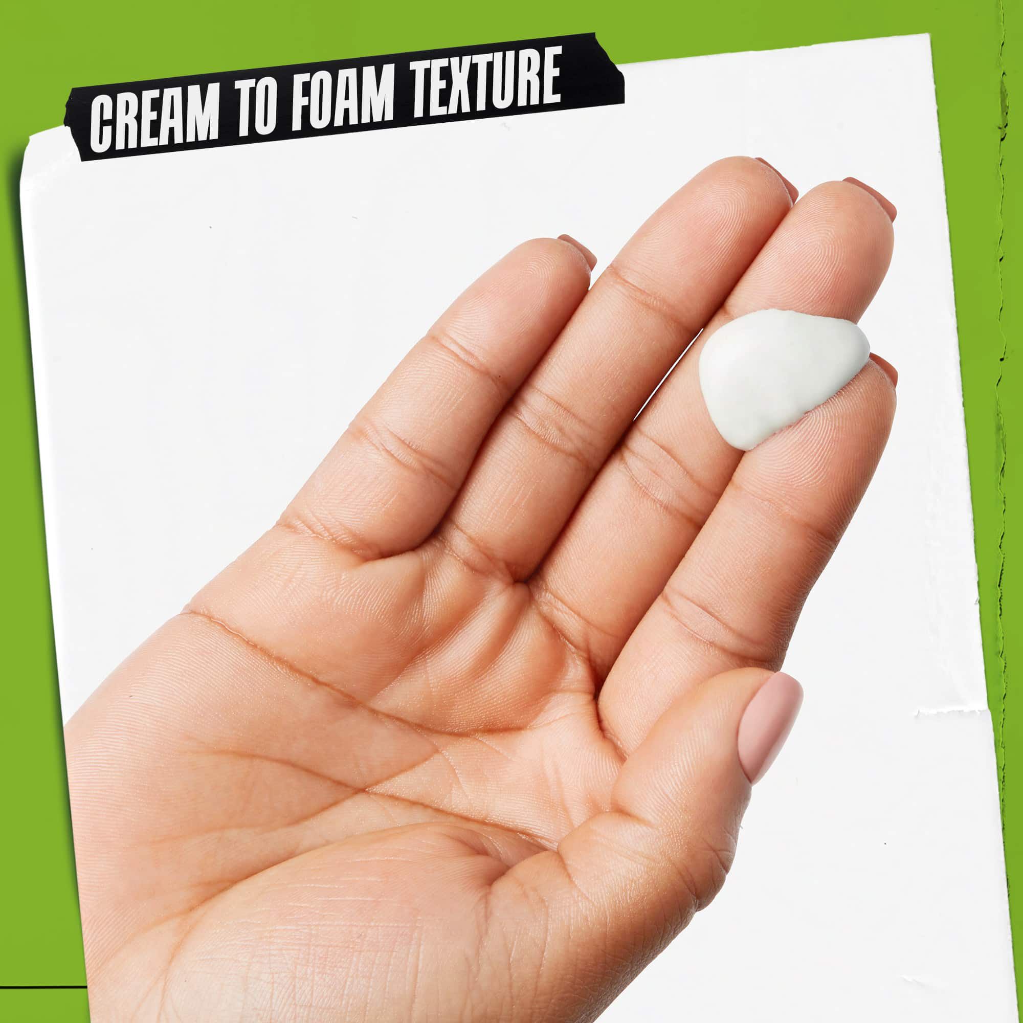 Eine Hand mit Rare Earth Deep Pore Daily Cleanser darauf. Der Text hebt hervor: „Creme-zu-Schaum-Textur“.