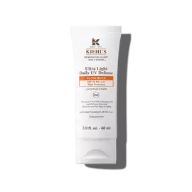 Eine 30-ml-Flasche Kiehl’s Ultra-Light Daily UV Defense vor weißem Hintergrund.
