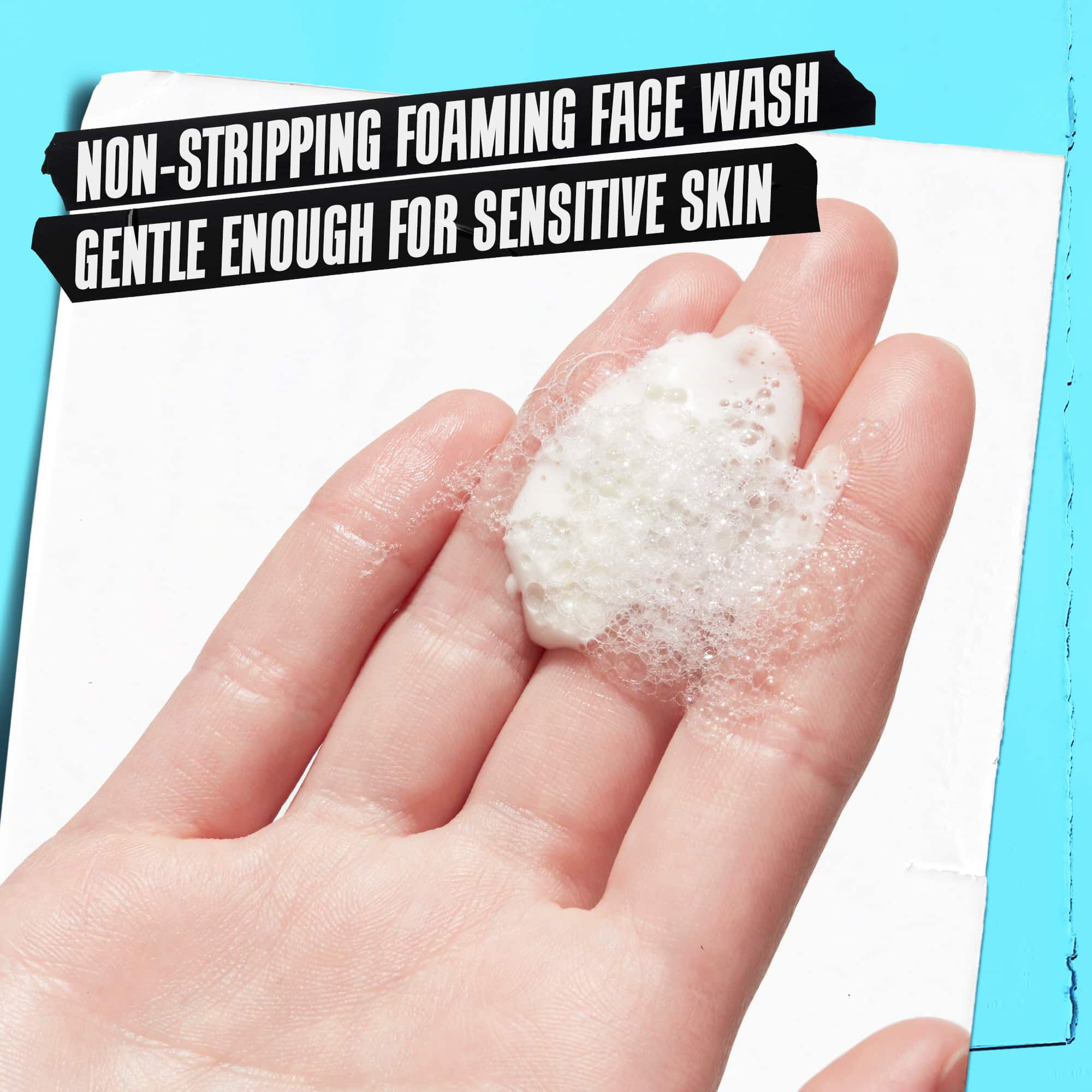 Eine Hand halt Ultra Facial Oil-Free Cleanser Schaum mit der Aufschrift „Nicht austrocknendes, schaumendes Waschgel, sanft genug fur empfindliche Haut.“