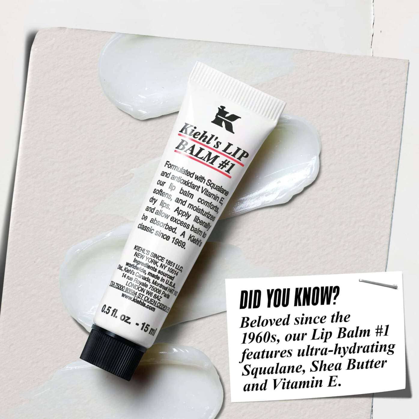 Eine Tube Lip Balm #1 auf einer weißen Oberflache mit dem Text: „Wussten Sie schon? Formuliert mit Squalan, Sheabutter und Vitamin E fur hydratisierte, glattere Lippen.“