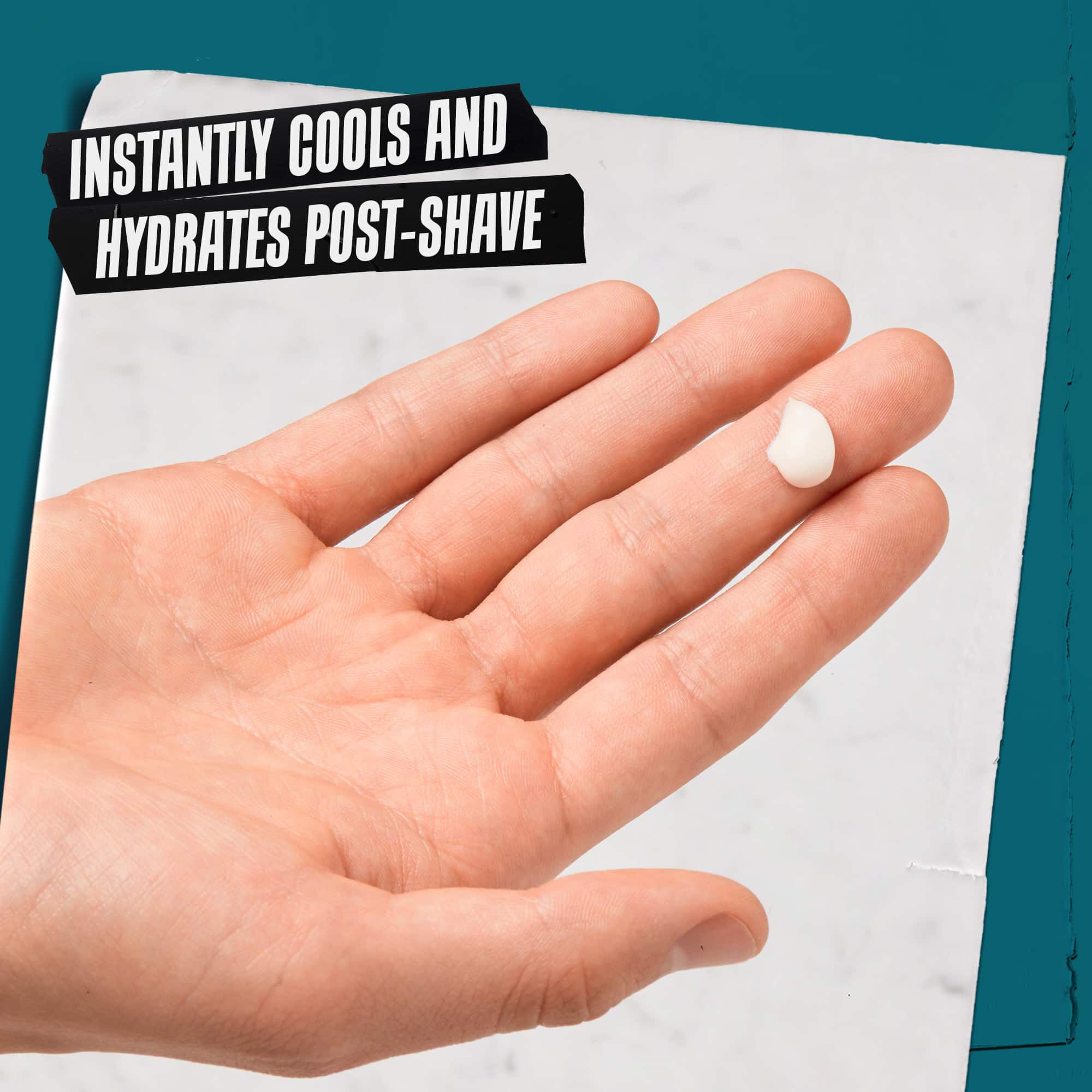 Hand mit einer kleinen Menge Close Shavers Squadron Smooth Glider Precision Shave Lotion. Der Text lautet „Kuhlt und beruhigt sofort nach der Rasur.“