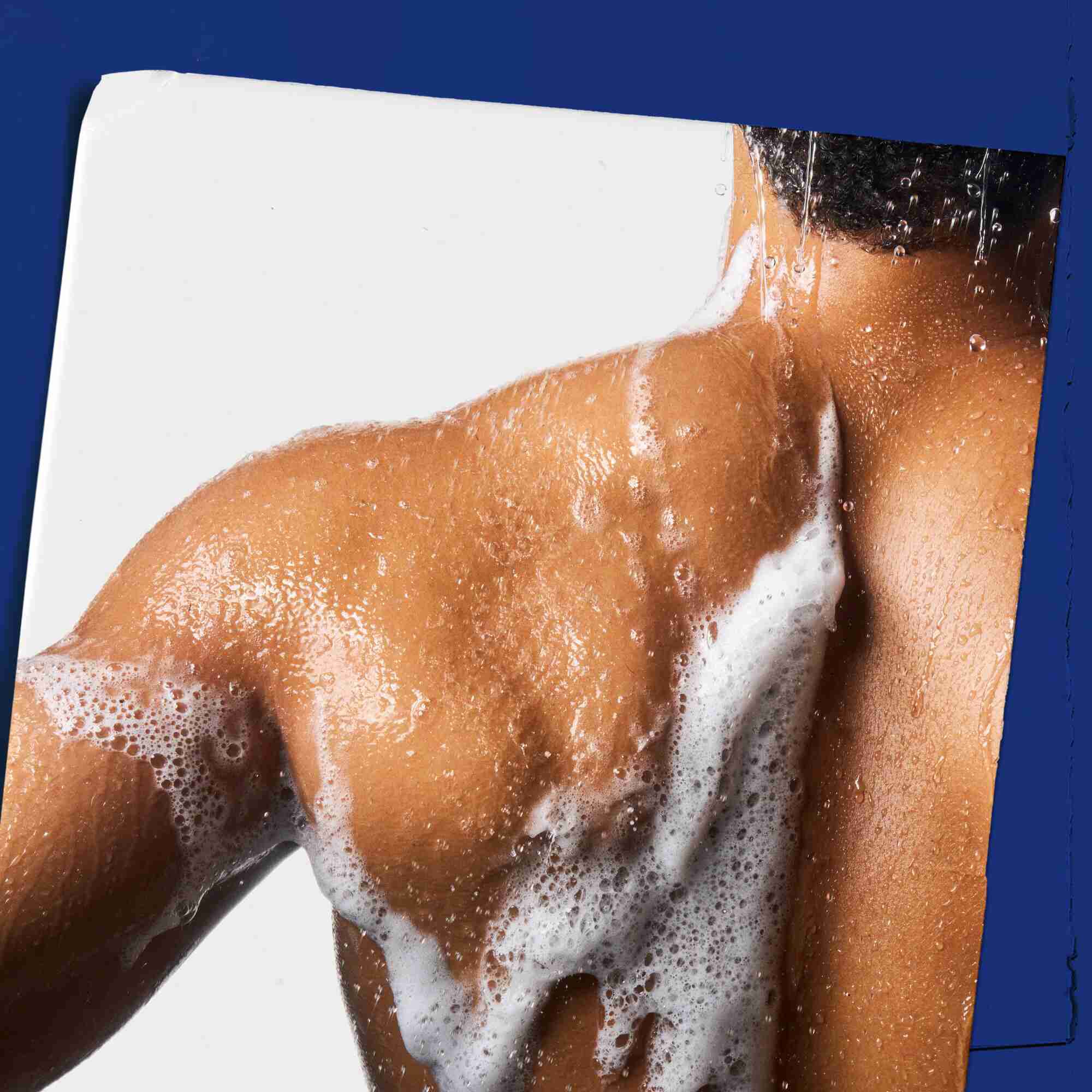 Body Fuel All-In-One Energizing Wash auf der Haut aufgeschaumt, zeigt die Anwendung.