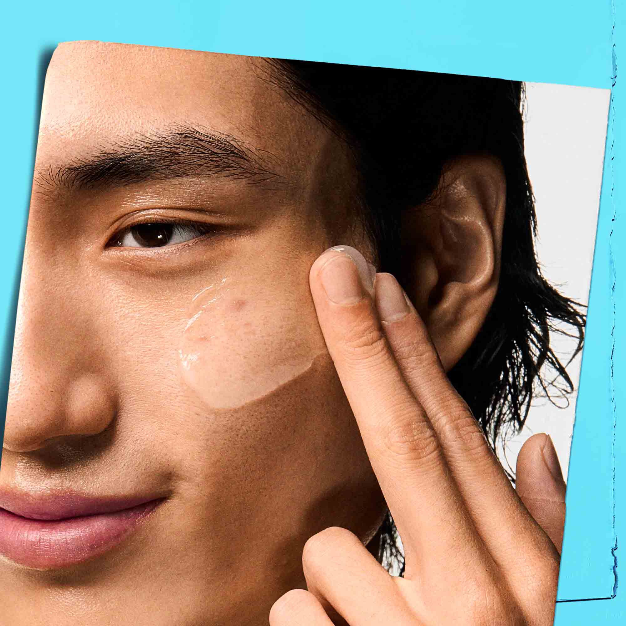 Ultra Facial Oil-Free Gel Cream auf das Gesicht eines Modells aufgetragen.