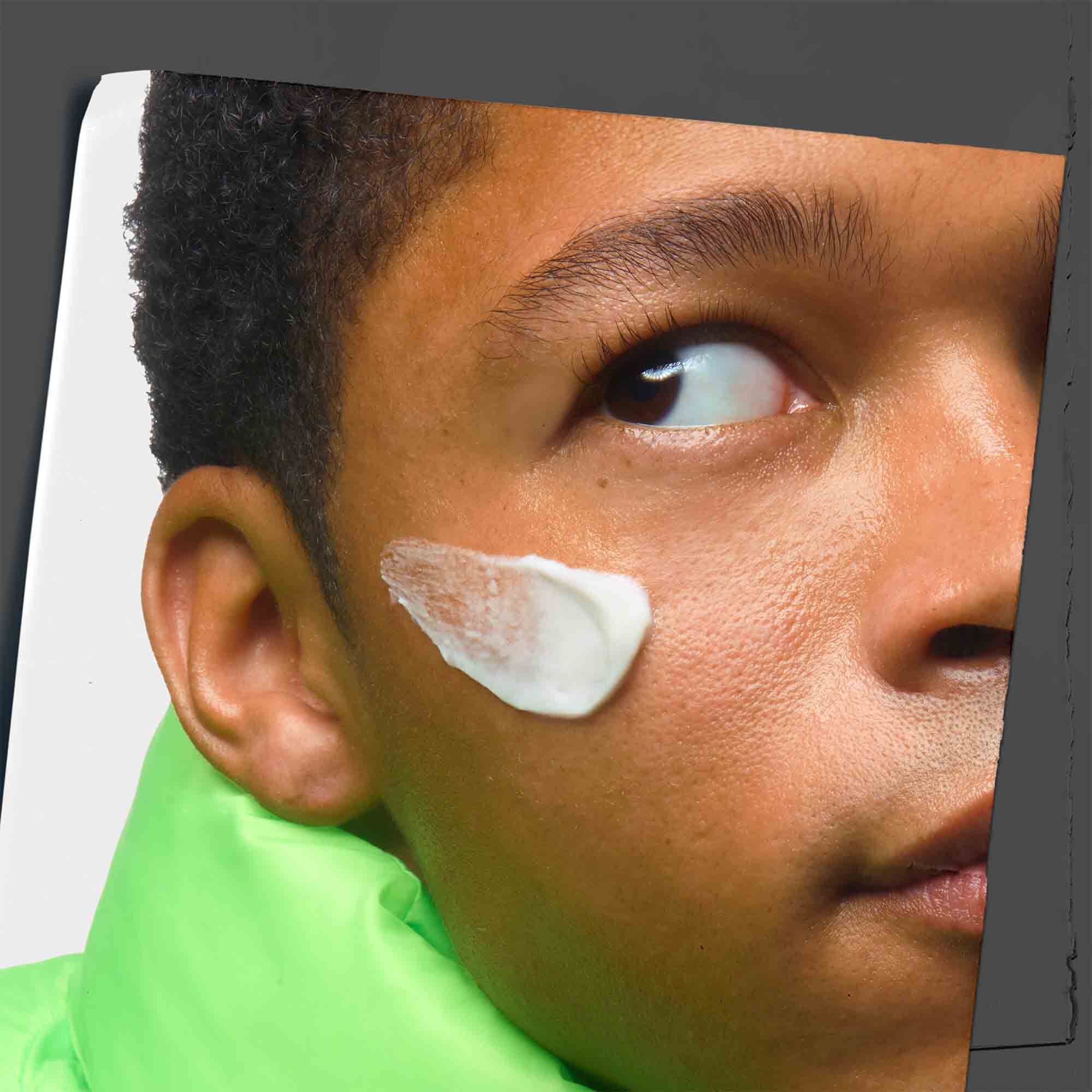 Age Defender Cream Moisturizer auf das Gesicht eines Models aufgetragen.