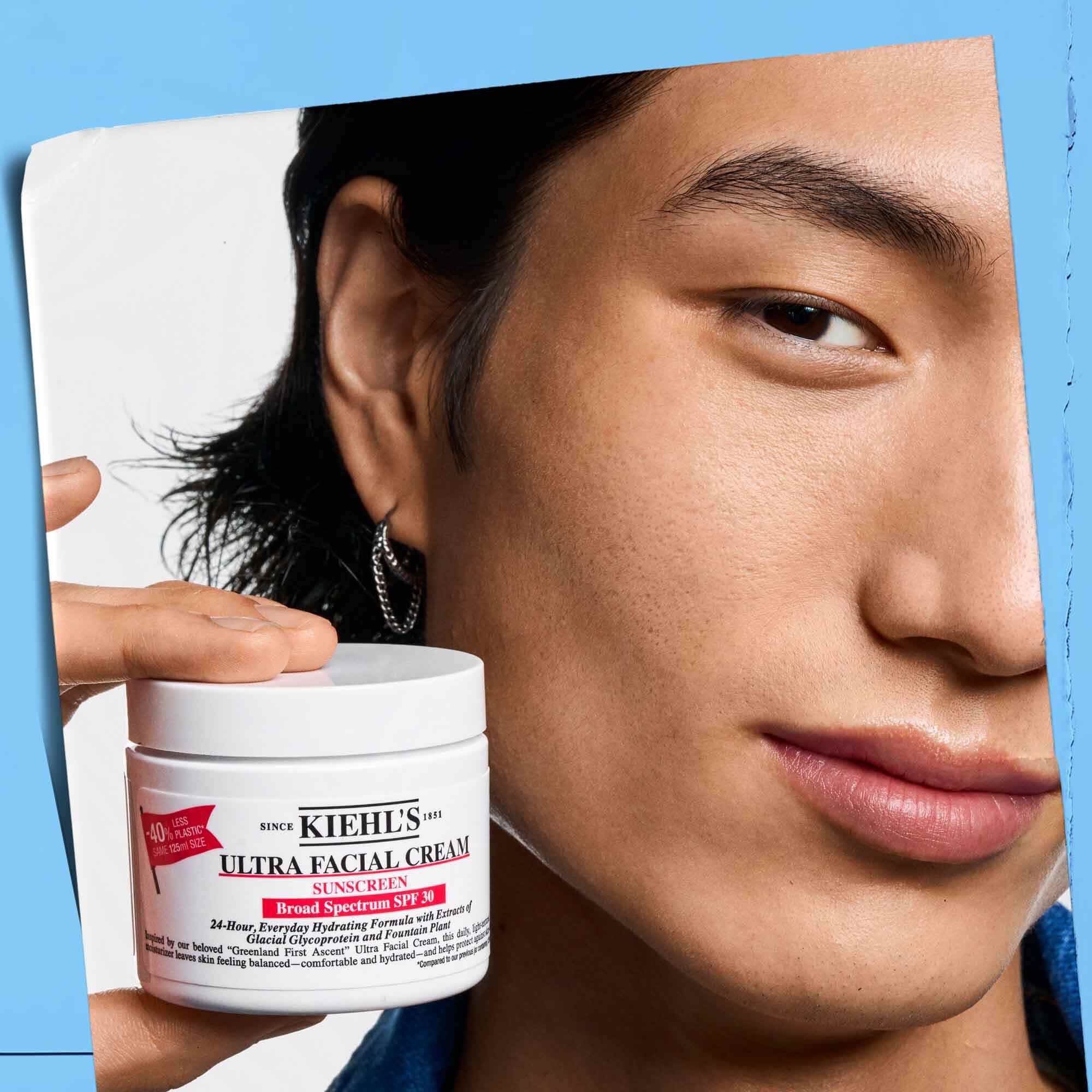 Ultra Facial Cream SPF 30 wird gehalten, was die Tragbarkeit und einfache Anwendung zeigt.