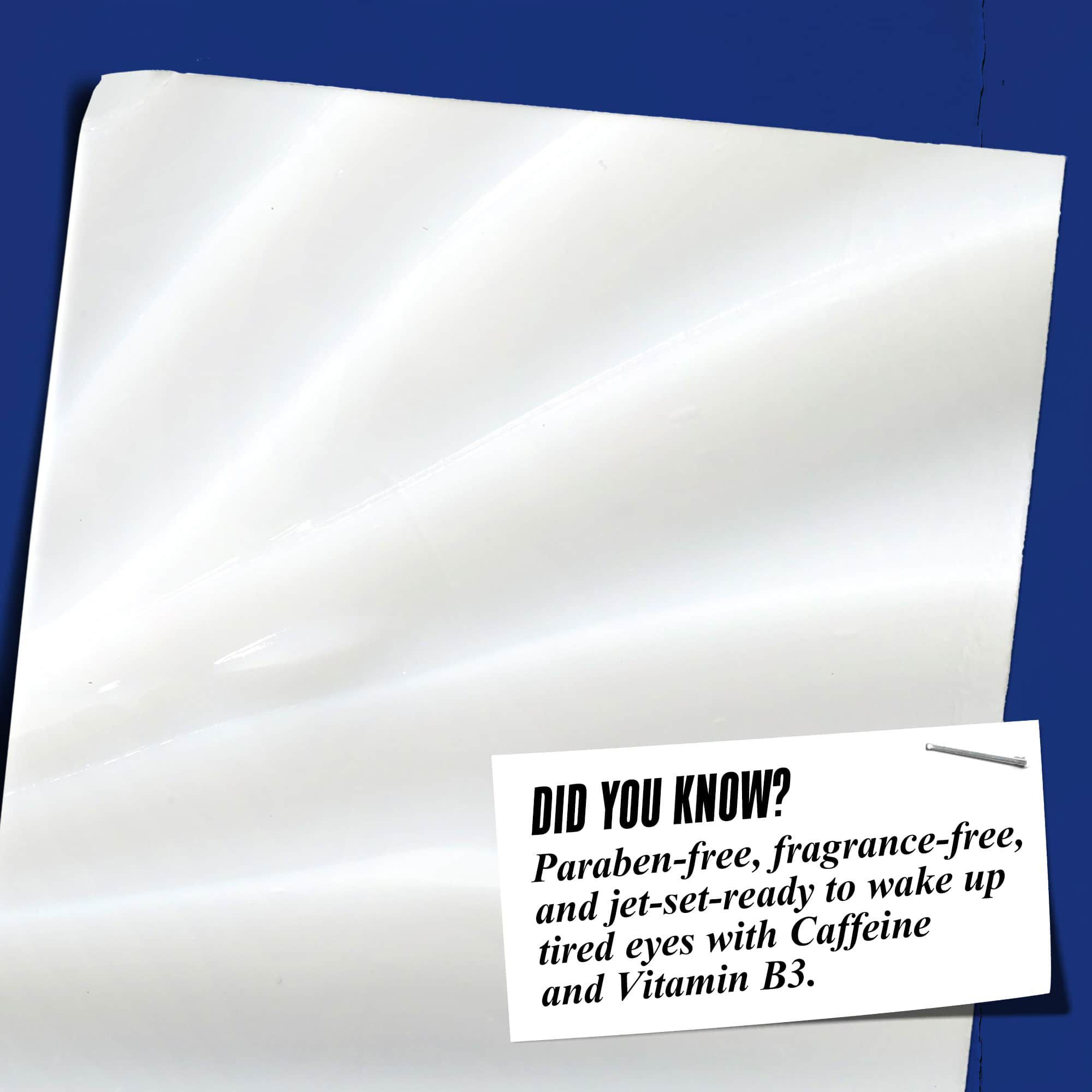 Nahaufnahme der Textur von Facial Fuel Eye Fuel. Der Text lautet: „Wussten Sie schon? Frei von Parabenen, Duftstoffen und Mineralol, um mude Augen mit Vitamin B3 und Koffein zu wecken.“