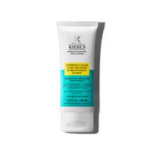 Eine 60-ml-Tube Kiehl's Expertly Clear Blemish-Treating & Preventing Lotion vor weißem Hintergrund.