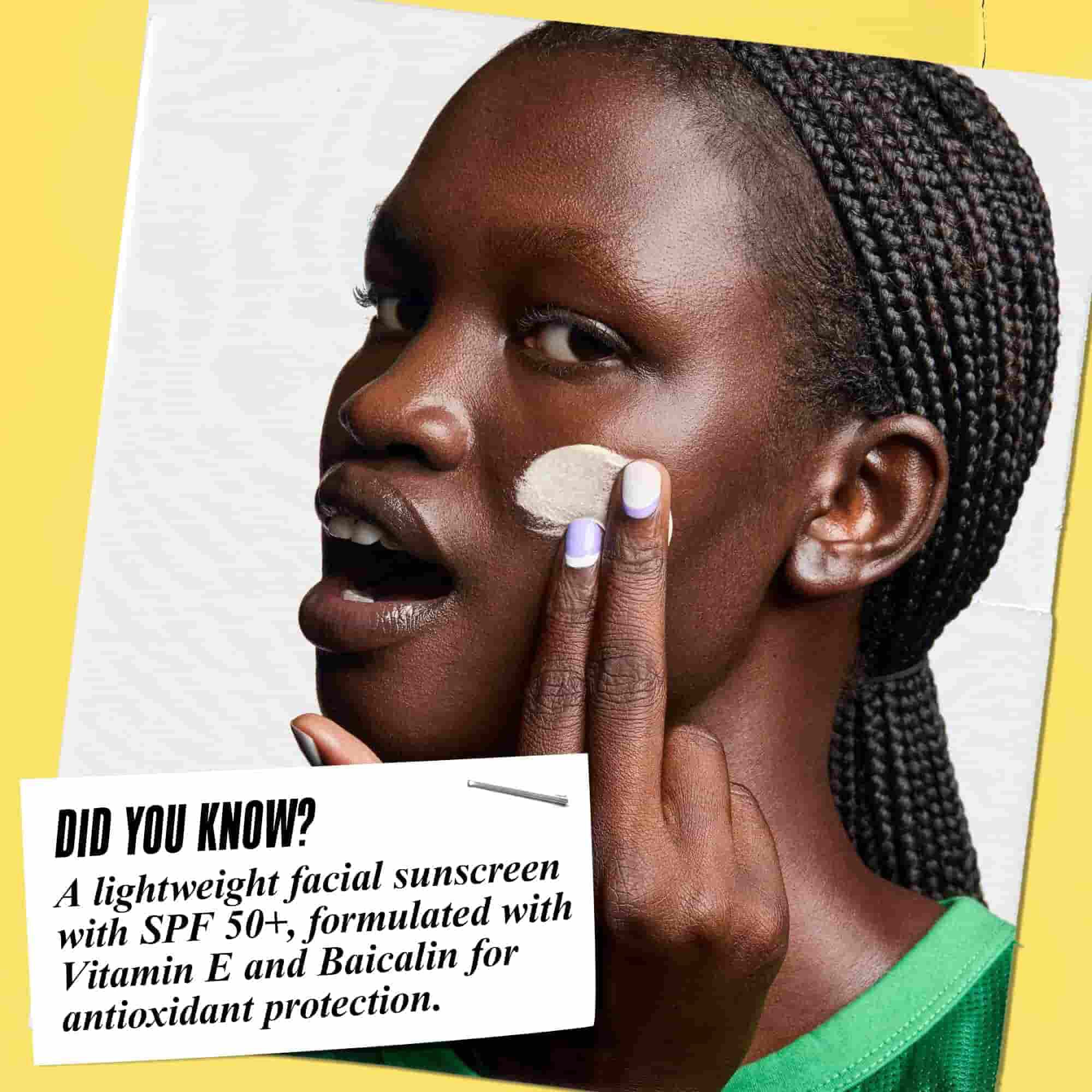Ultra-Light Daily UV Defense wird auf das Gesicht aufgetragen. Der Text lautet: „Wussten Sie schon? Ein leichter Sonnenschutz fur das Gesicht mit LSF 50+, formuliert mit Vitamin E und Baicalin fur antioxidativen Schutz.“