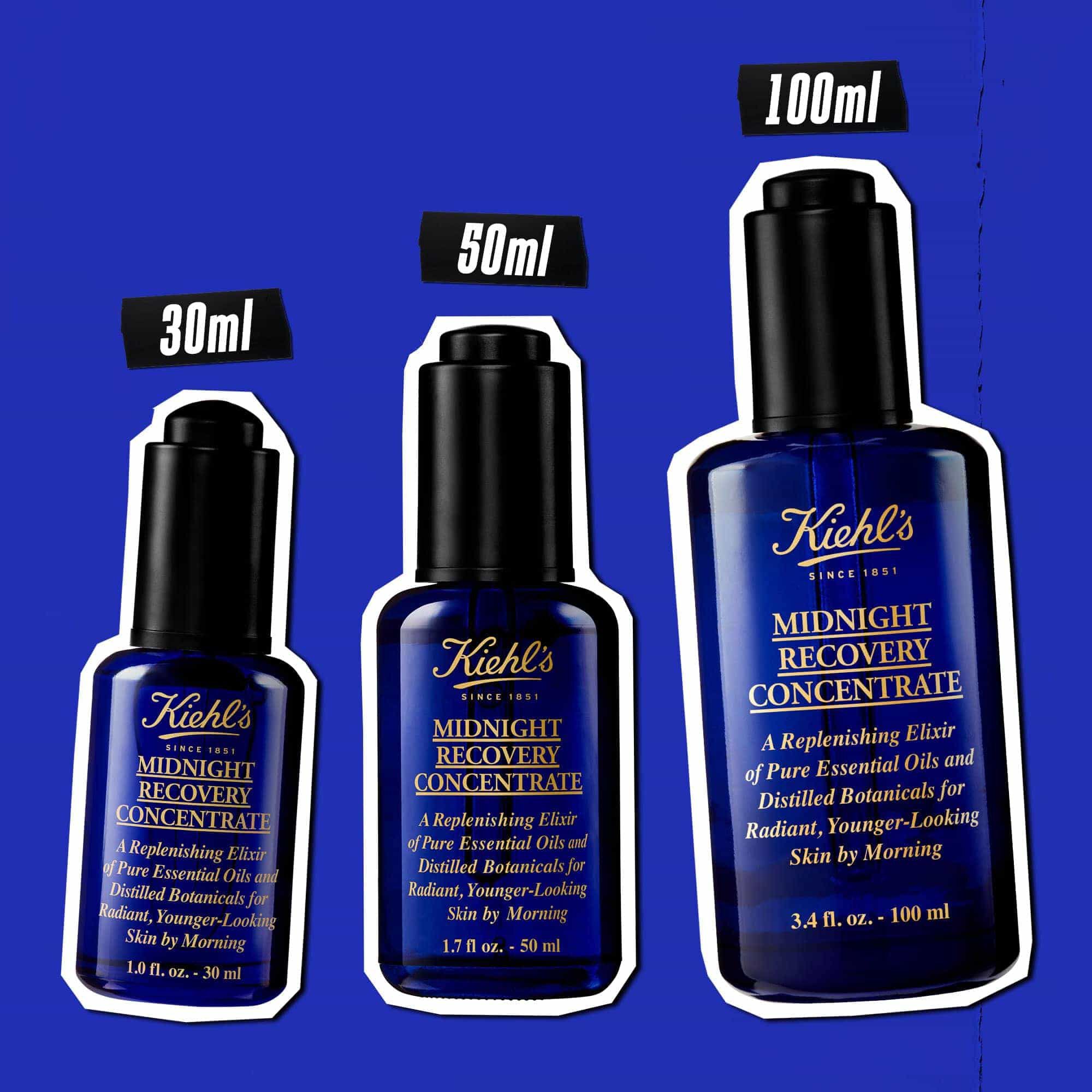 Drei Flaschen Midnight Recovery Concentrate Gesichtsol in verschiedenen Großen (30 ml, 50 ml, 100 ml) vor blauem Hintergrund.