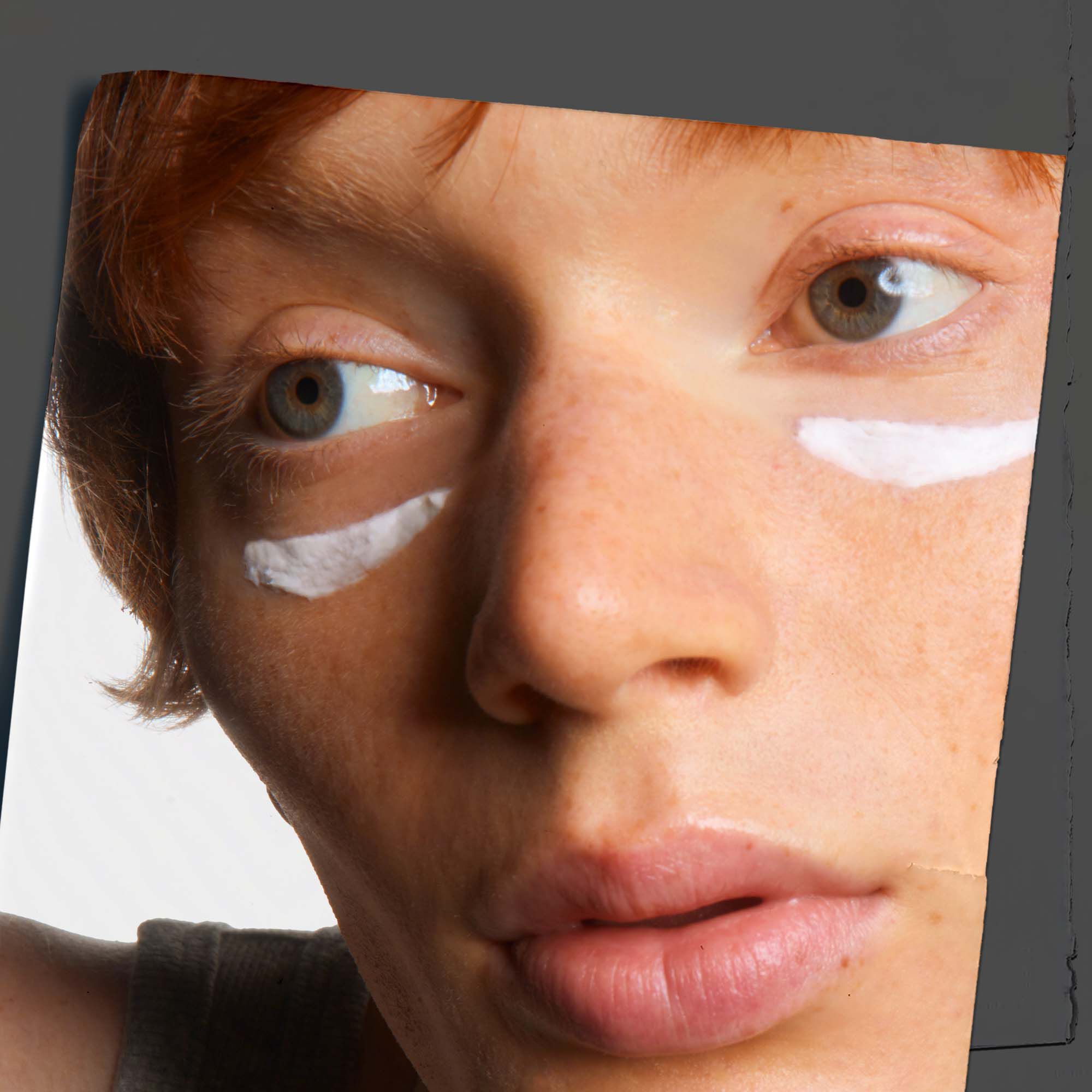 Nahaufnahme der Haut, die das Auftragen von Kiehl's Age Defender Eye Repair zeigt.