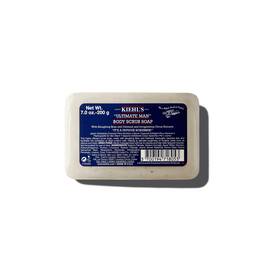Ein 200-g-Stuck Kiehl's Ultimate Man Body Scrub Soap vor weißem Hintergrund.