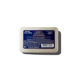 Ein 200-g-Stuck Kiehl's Ultimate Man Body Scrub Soap vor weißem Hintergrund.