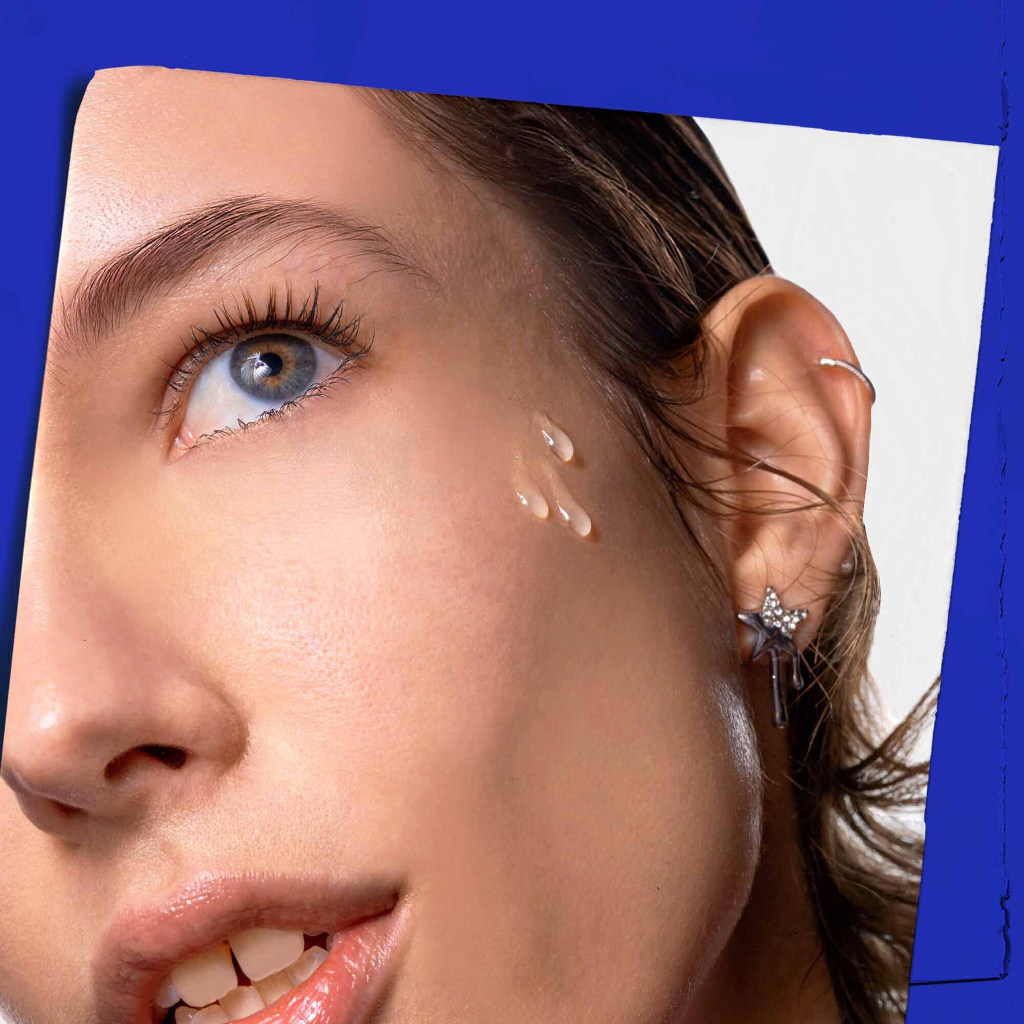 Midnight Recovery Concentrate Gesichtsol auf die Haut aufgetragen.