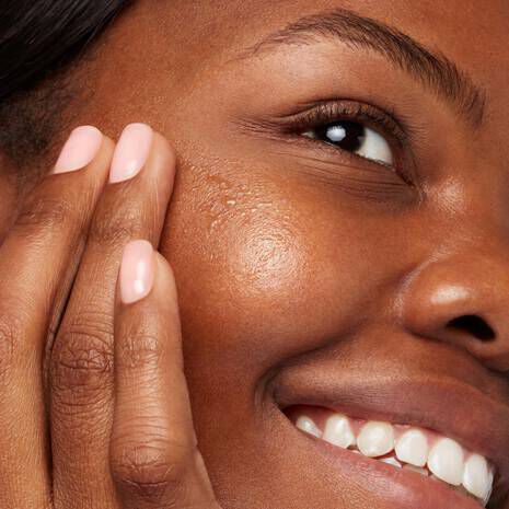 Ferulic Brew Rejuvenating Facial Essence Anwendungsbeispiel