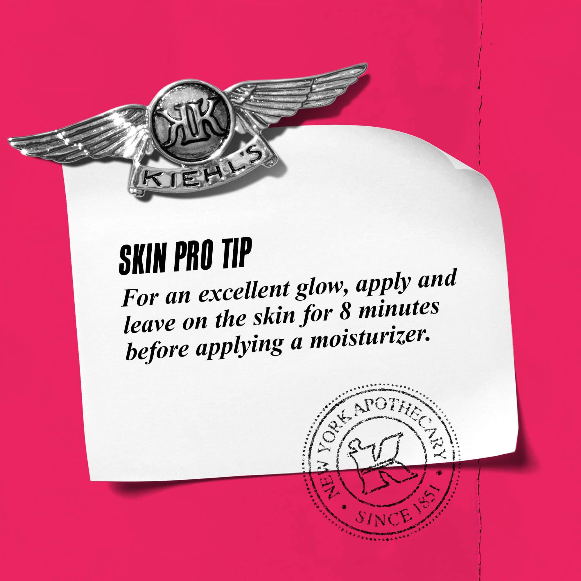 Grafik mit Text: „Profi-Tipp: Fur einen hervorragenden Glow auftragen und 5 Minuten auf der Haut einwirken lassen, bevor eine Feuchtigkeitscreme aufgetragen wird.“