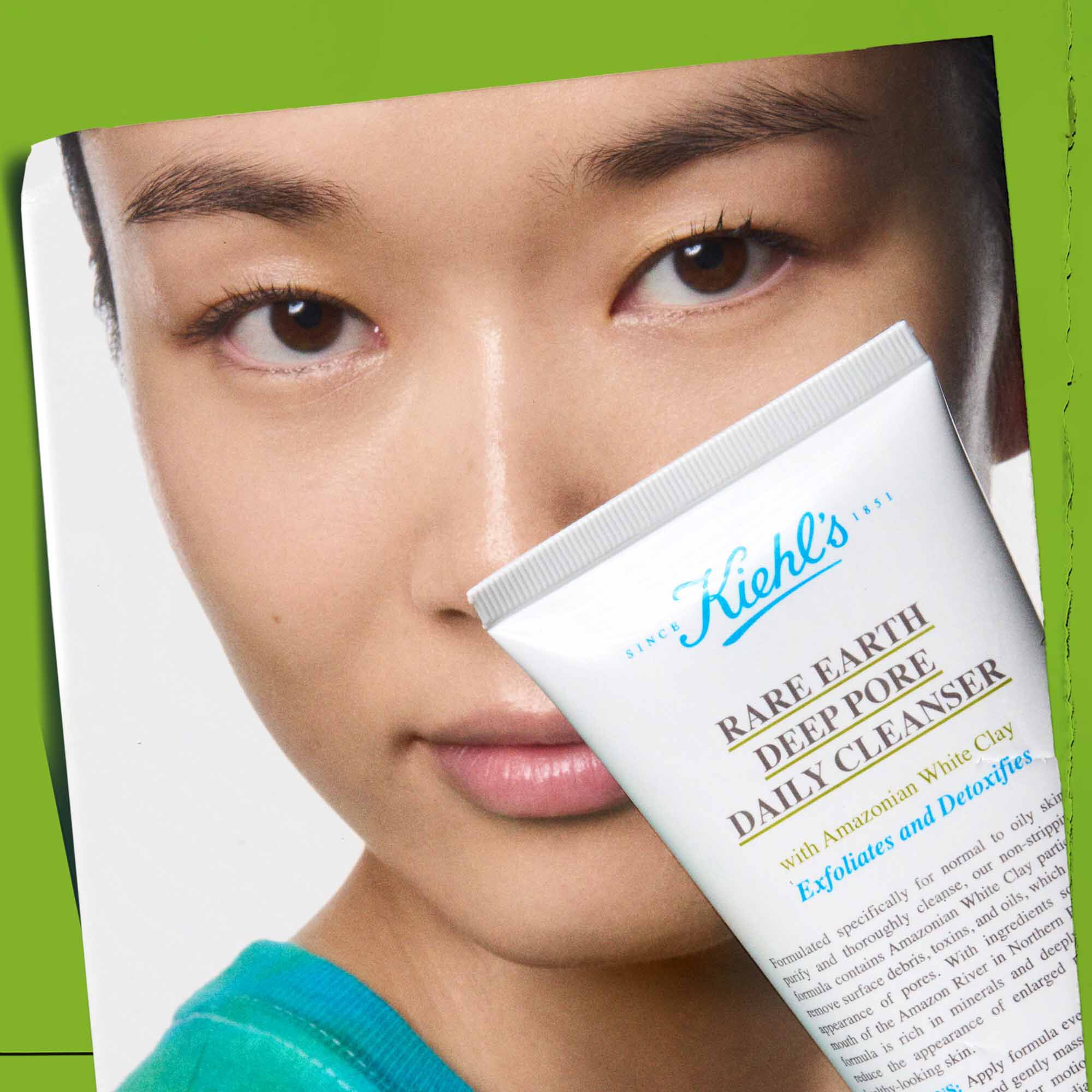 Eine Person halt eine Tube Rare Earth Deep Pore Daily Cleanser und zeigt die Anwendung.