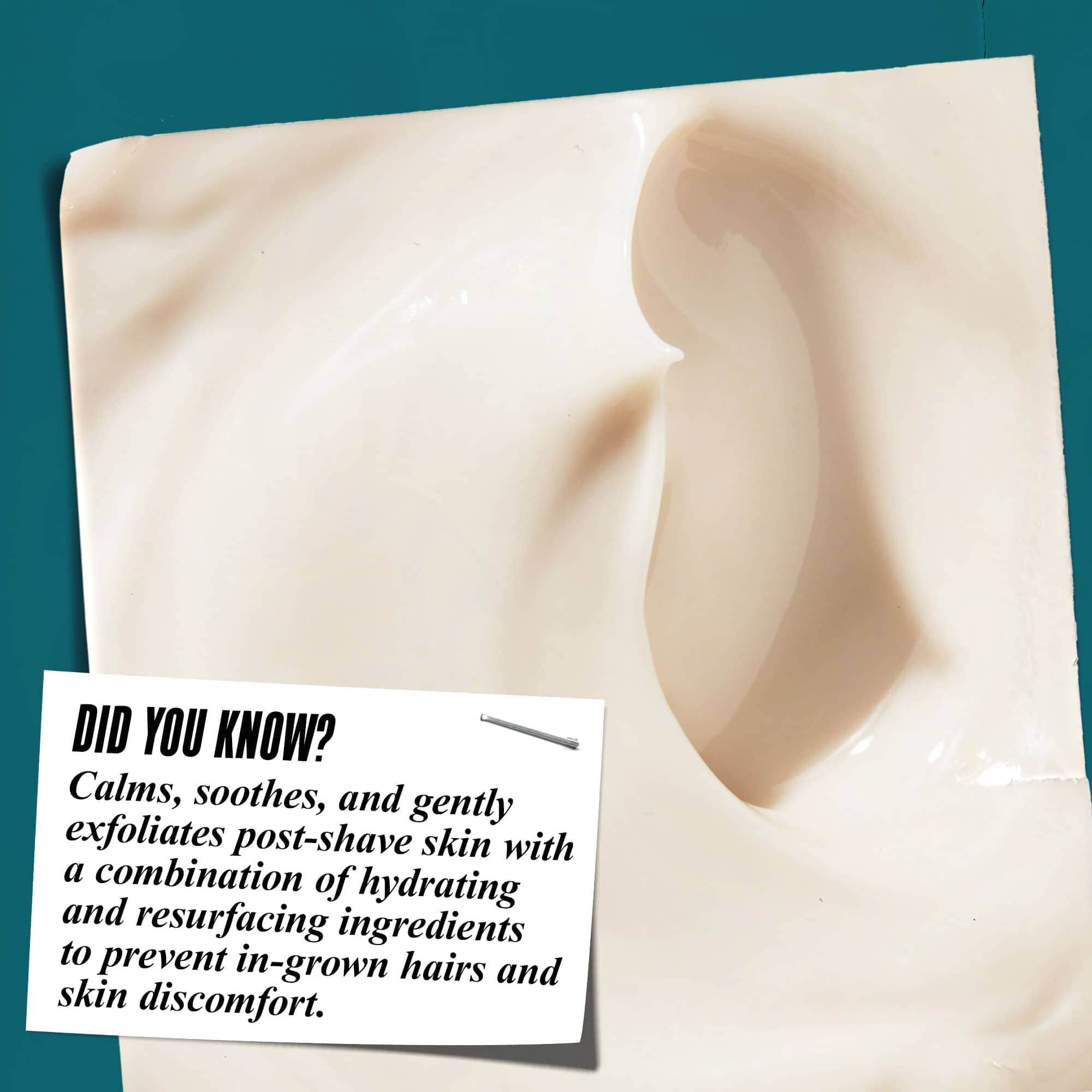 Nahaufnahme der Textur von Close Shavers Squadron Smooth Glider Precision Shave Lotion. Der Text lautet „Wussten Sie schon? Beruhigt, lindert und peelt die Haut nach der Rasur sanft mit feuchtigkeitsspendenden und hautverjungenden Inhaltsstoffen, um Rasierpickel und Hautbeschwerden zu reduzieren.“