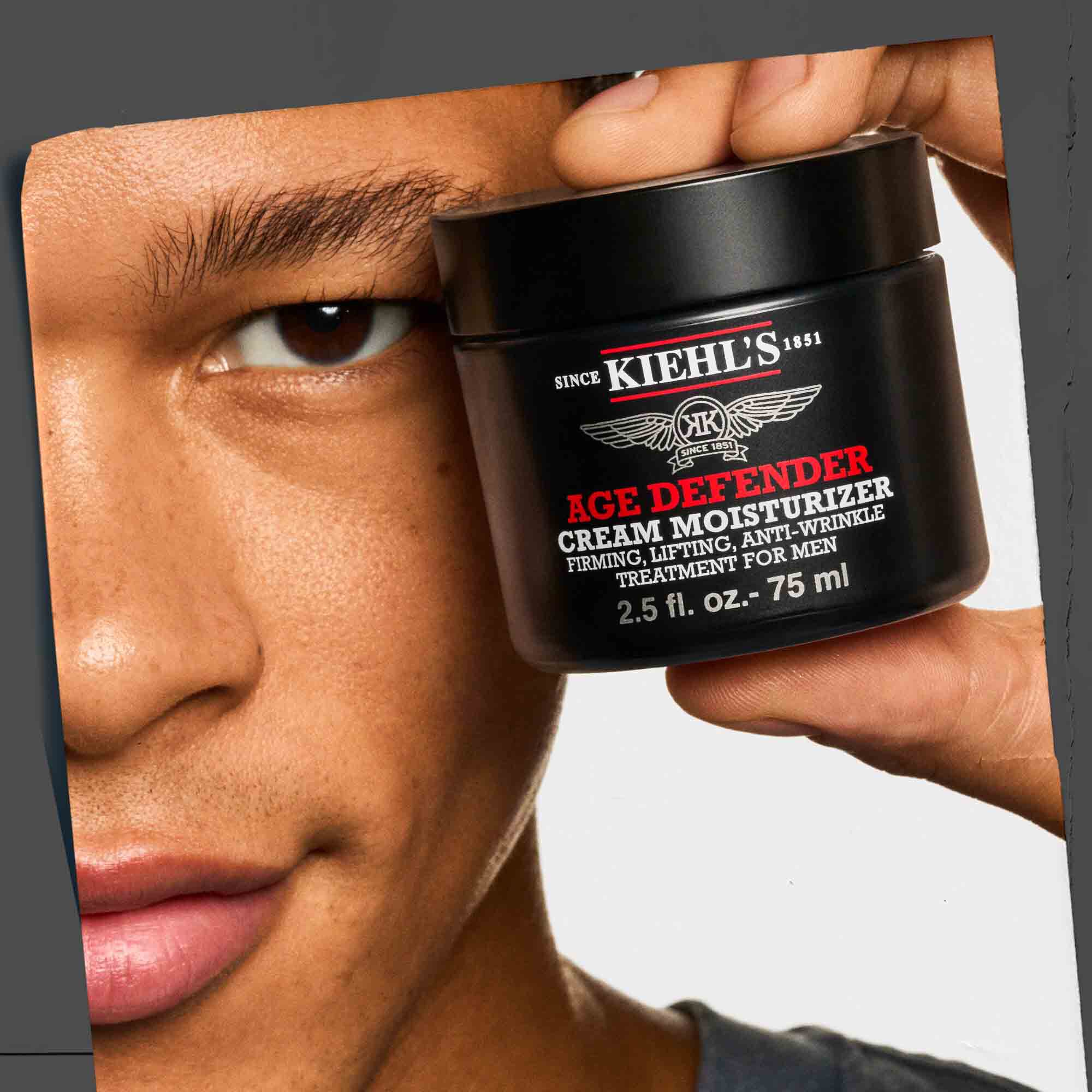 Age Defender Cream Moisturizer in der Hand, zeigt die einfache Handhabung und Portabilitat.