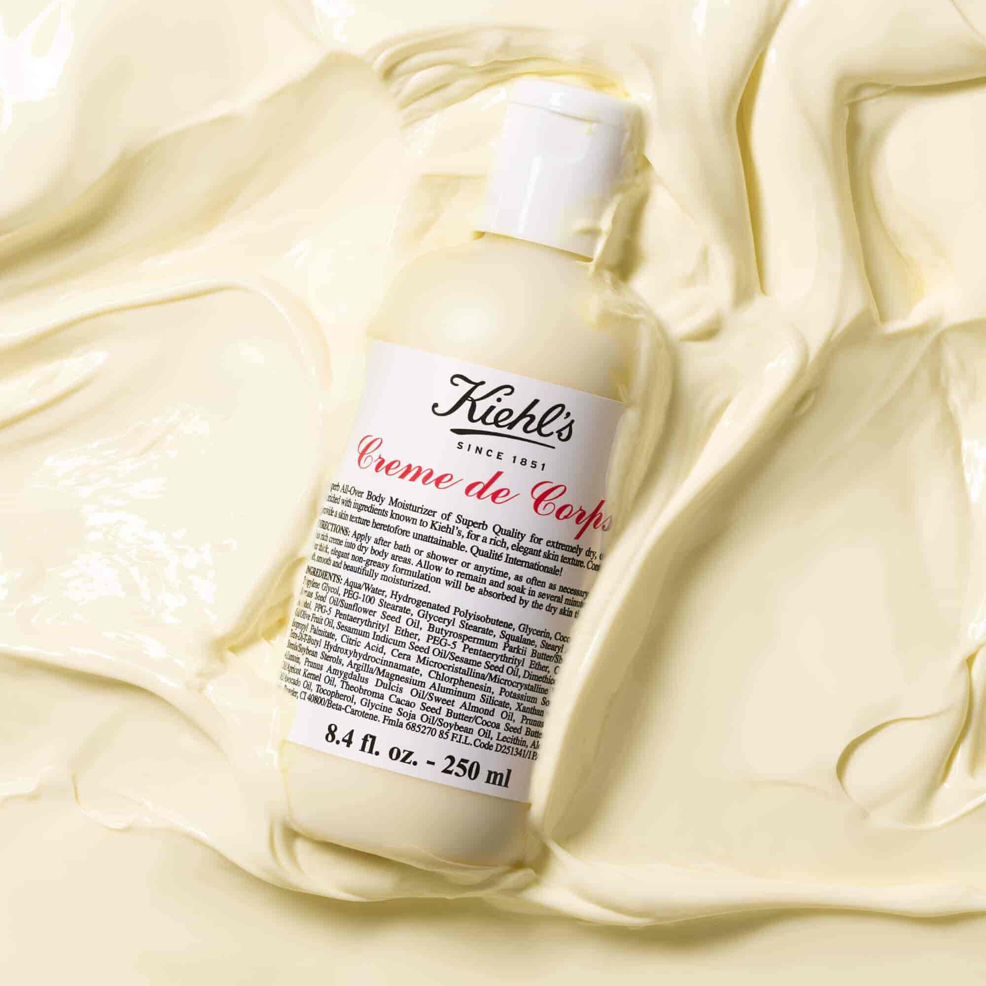 Flasche der Kiehl's Creme de Corps in einer großen Menge strukturierter Bodylotion