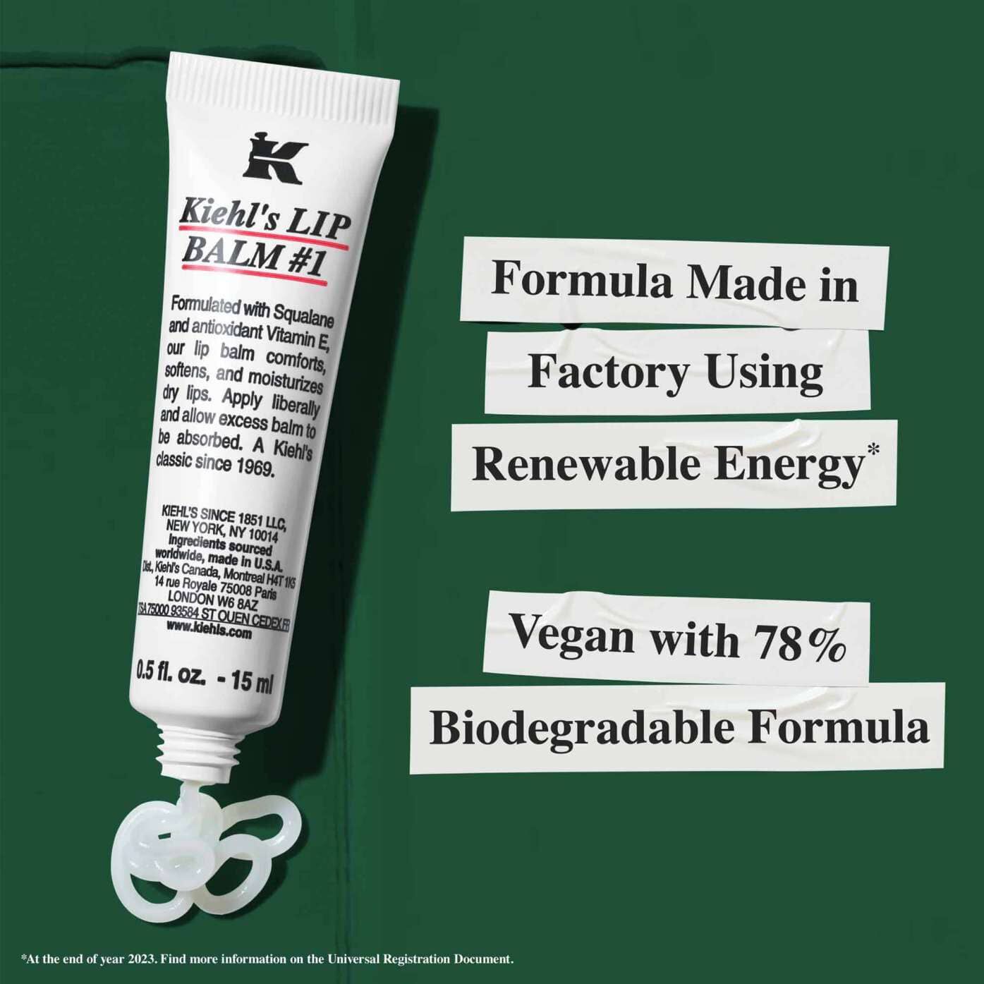Eine Tube Lip Balm #1 mit Text, der Nachhaltigkeitsversprechen hervorhebt: „Formel hergestellt in einem Werk mit erneuerbarer Energie“ und „Vegan mit 78 % biologisch abbaubarer Formel“.