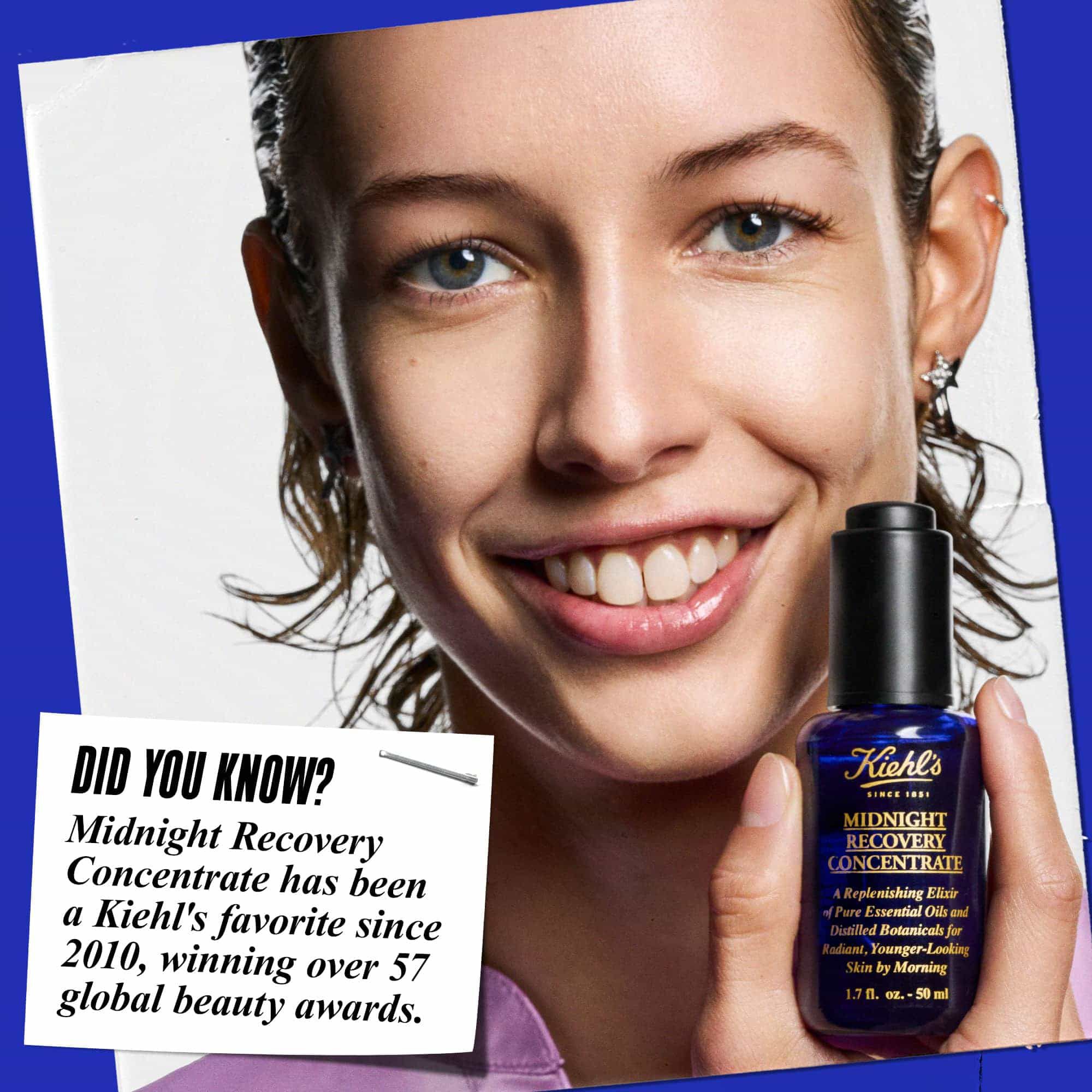 Eine Person halt eine Flasche Midnight Recovery Concentrate Gesichtsol und lachelt. Der Text lautet: „Wussten Sie schon? Midnight Recovery Concentrate ist seit 2010 ein Favorit von Kiehl's und hat uber 57 weltweite Schonheitspreise gewonnen.“