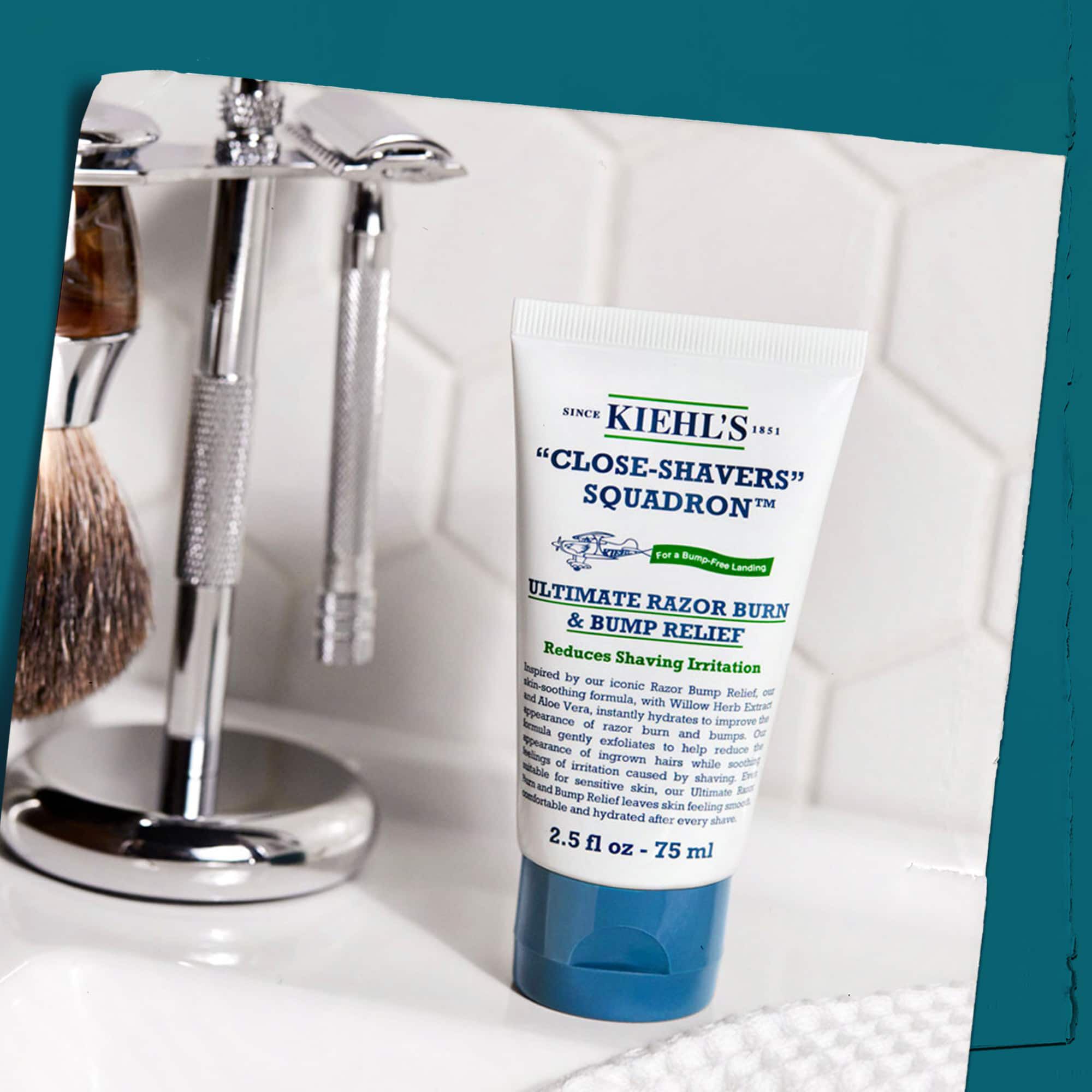Tube Close Shavers Squadron Smooth Glider Precision Shave Lotion, angezeigt mit Rasierutensilien, betont die Verwendung in einer Rasierroutine.