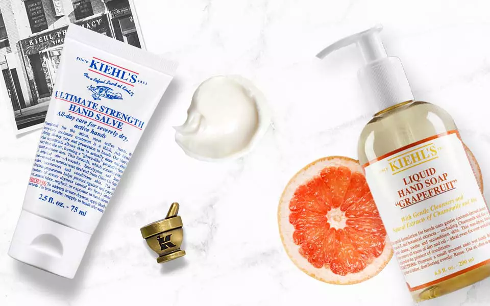 Alt-Text: Eine Komposition aus Nivea-Produkten, darunter eine Tube Creme und ein Pumpspender fur Gesichtsol, umgeben von Grapefruit-Scheiben, auf einem marmorierten Hintergrund.