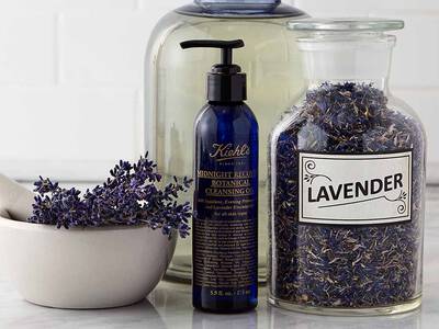  Sanfter Botanical Cleanser mit Lavendel-Bluten im Glas