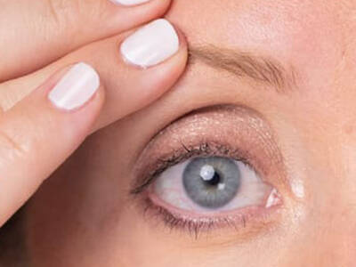 Auge mit tiefen Augenfalten