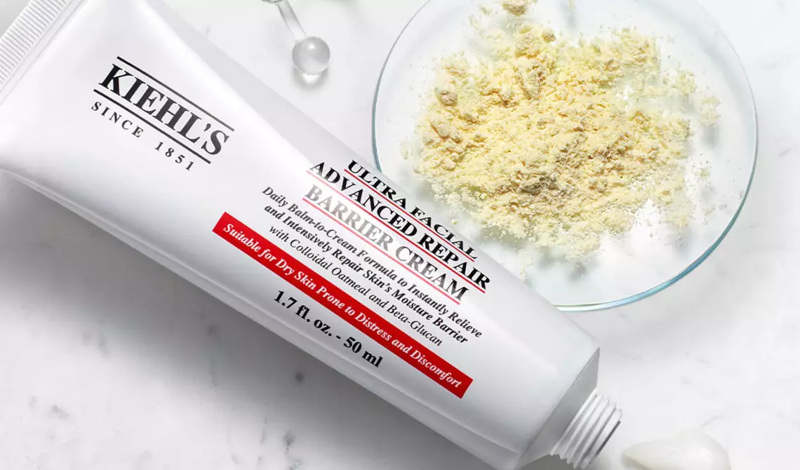 Eine Tube des Ultra Facial Advanced Repair Barrier Cream mit kolloidalem Hafer