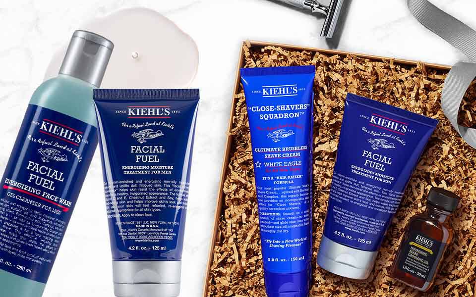 Alt-Text: Eine Produktanordnung mit verschiedenen Hautpflegeprodukten von Kiehl's auf einem marmorierten Hintergrund.