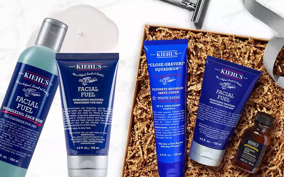 Alt-Text: Eine Produktanordnung mit verschiedenen Hautpflegeprodukten von Kiehl's auf einem marmorierten Hintergrund.
