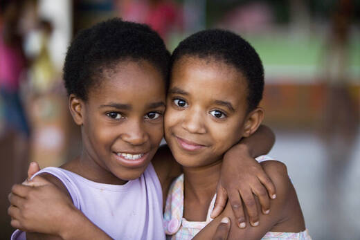 Zwei Kinder, die sich umarmen 