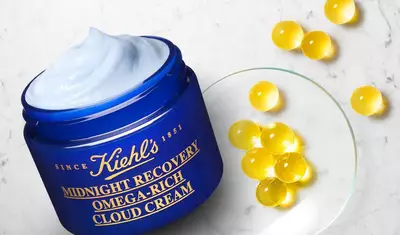 Bildcollage, bestehend aus der geoffneten Nachtcreme von Kiehl’s und bildlich symbolisierten Omega-Fettsauren.