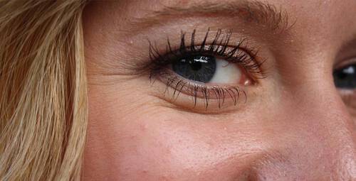 Nahaufnahme von einem Auge einer Frau