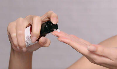 Tube gibt eine kleine Menge auf die Fingerkuppe