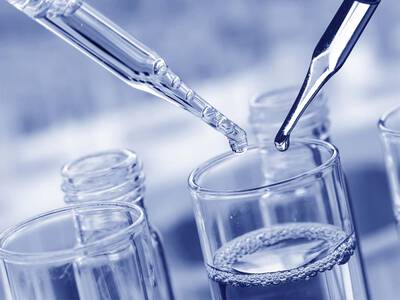 Laborutensilien und Flussigkeiten fur Hyaluronsaure-Filler und Botox