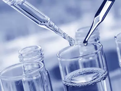 Laborutensilien und Flussigkeiten fur Hyaluronsaure-Filler und Botox