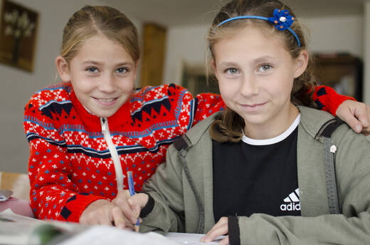 Zwei Kinder, die lernen