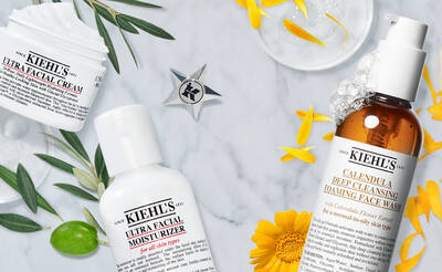 Produkte von Kiehl's: Ultra Facial Cream, Feuchtigkeitscreme und Calendula Gesichtsreiniger auf einem Marmortisch.