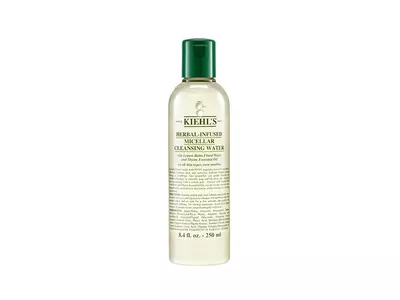 Flasche mit Kiehl's Krauter-infundiertem micellarem Reinigungswasser, 250 ml, grune Kappe, auf weißem Hintergrund.