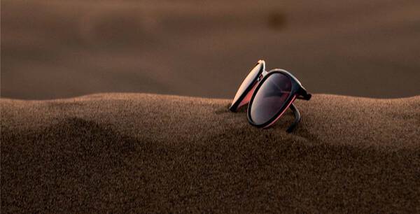 Sonnenbrille auf dem Sand