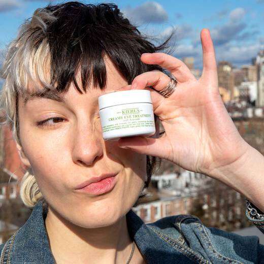 Frau halt Creamy Eye Treatment Avocado in der Hand