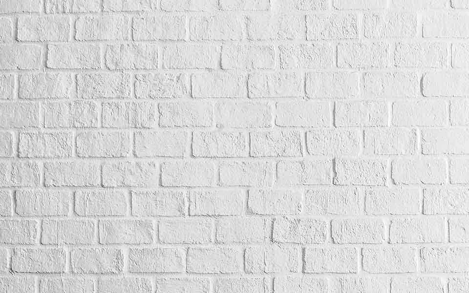 Bild mit Kiehls Maennerprodukten vor einer Ziegelwand