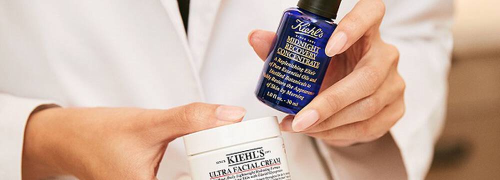 Hautberaterin halt die Ultra Facial Cream und Midnight Recovery Concentrate in der Hand