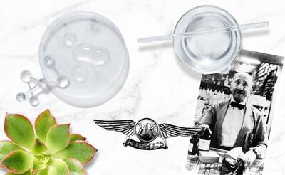 Auf einem marmorierten Hintergrund sind Laborgerate, ein Pflanzenzweig und ein lachelnder alterer Mann zu sehen.