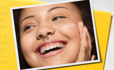 Dekoratives Bild einer jungen Frau, die lacht