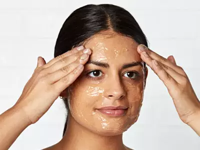 Model wendet Calendula Creme an
